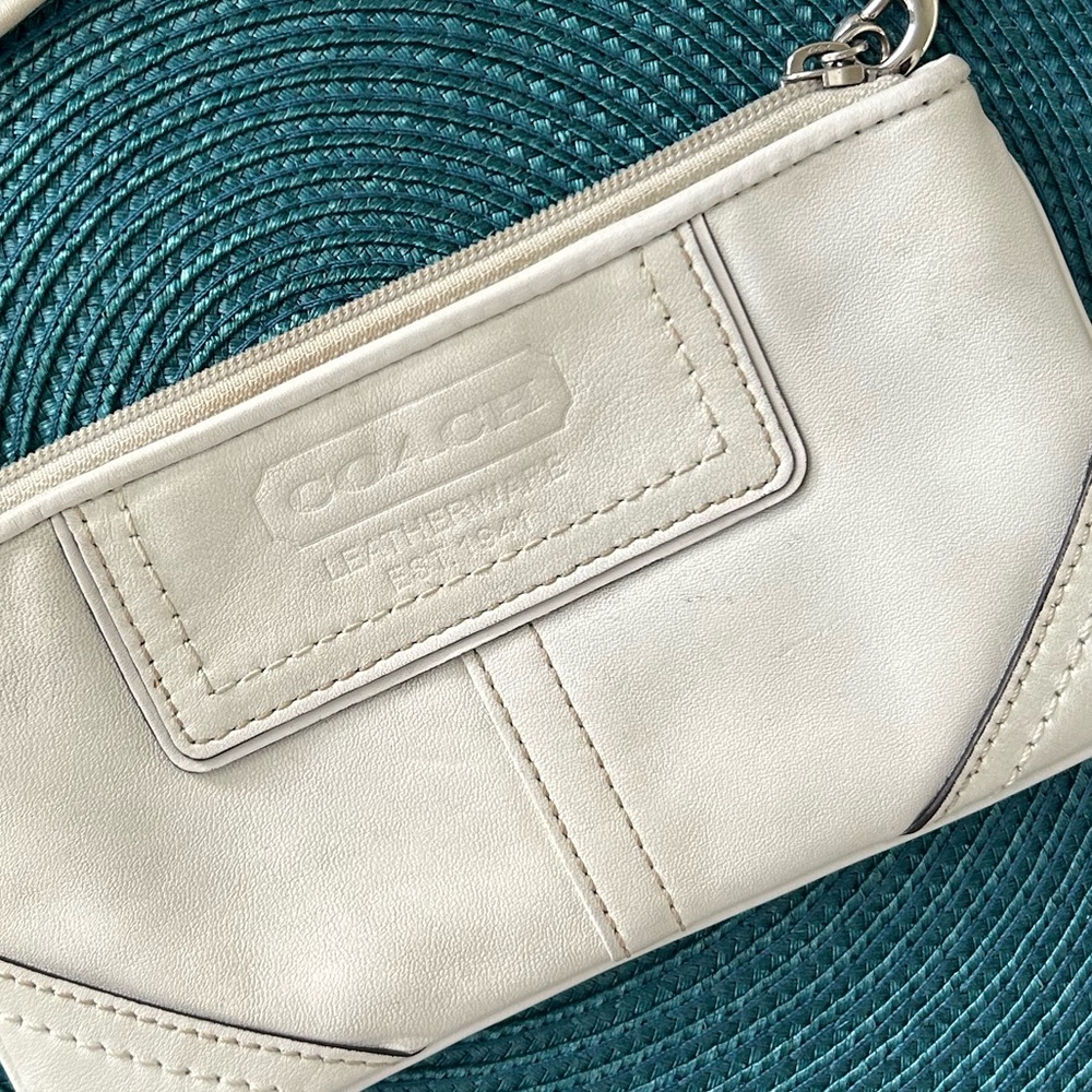 Coach | White Wristlet
